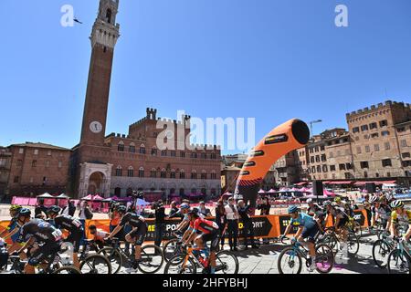 Massimo Paolone/LaPresse 20. Mai 2021 Italien Sport Radfahren Giro d'Italia 2021 - Ausgabe 104th - Etappe 12 - von Siena nach Bagno di Romagna im Bild: Der Start Stockfoto