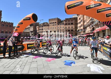 Massimo Paolone/LaPresse 20. Mai 2021 Italien Sport Radfahren Giro d'Italia 2021 - Ausgabe 104th - Etappe 12 - von Siena nach Bagno di Romagna im Bild: Der Start Stockfoto