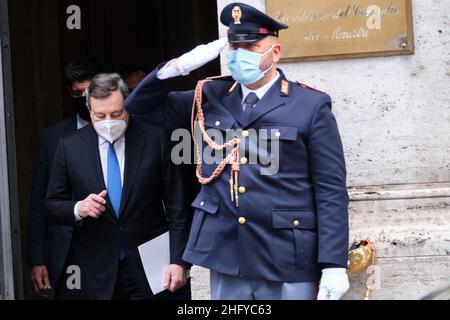 Mauro Scrobogna /LaPresse 20. Mai 2021 Rom, Italien Politik Palazzo Chigi - Regierung - Geschäftsdekret auf dem Foto: Premierminister Mario Draghi beim Ausgang der Pressekonferenz zum Geschäftsdekret Stockfoto