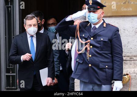 Mauro Scrobogna /LaPresse 20. Mai 2021 Rom, Italien Politik Palazzo Chigi - Regierung - Geschäftsdekret auf dem Foto: Premierminister Mario Draghi beim Ausgang der Pressekonferenz zum Geschäftsdekret Stockfoto