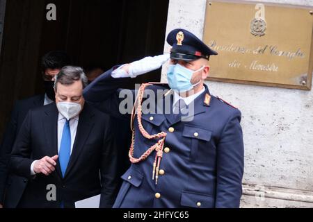 Mauro Scrobogna /LaPresse 20. Mai 2021 Rom, Italien Politik Palazzo Chigi - Regierung - Geschäftsdekret auf dem Foto: Premierminister Mario Draghi beim Ausgang der Pressekonferenz zum Geschäftsdekret Stockfoto