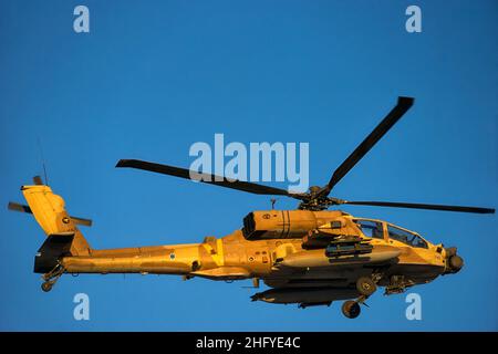AH-64 Apache greift Hubschrauber der israelischen Luftwaffe an Stockfoto