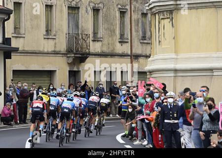 Foto Fabio Ferrari/LaPresse 22 maggio 2021 Italia Sport Cicismo Giro d'Italia 2021 - edizione 104 - Tappa 14 - Da Cittadella a Monte Zoncolan (km 205) Nella foto: ciclisti durante la gara Foto Fabio Ferrari/LaPresse 22. Mai 2021 Italien Sport Cycling Giro d'Italia 2021 - Ausgabe 104th - Etappe 14 - von Cittadella bis Monte Zoncolan im Bild: Während des Rennens. Stockfoto