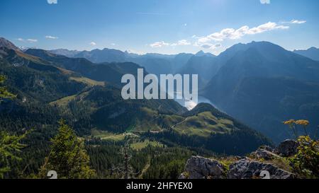 Der Königssee im Berchtesgadener Land im Sommer, Blick von oben Stockfoto