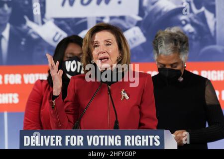 17. Januar 2022, Washington, District of Columbia, USA: Die Sprecherin des Hauses NANCY PELOSI (D-CA) spricht während der Veranstaltung „Deliver for Voting Rights“, die heute am 17. Januar 2021 im Columbus Club/Union Station in Washington DC, USA stattfindet. (Bild: © Lenin Nolly/ZUMA Press Wire) Stockfoto