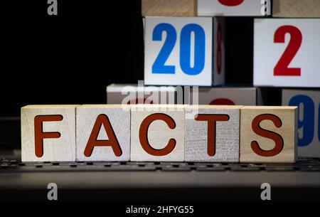 Fakten Wort auf Holz Blöcke beige Hintergrund geschrieben. Stockfoto