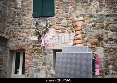 Marco Alpozzi/LaPresse 23. Mai 2021 Grado, Italien Sport Cycling Giro d'Italia 2021 - Ausgabe 104th - Etappe 15 - von Grado nach Gorizia im Bild: Endless Trophy Stockfoto