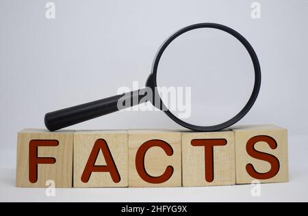 Fakten Wort auf Holz Blöcke beige Hintergrund geschrieben. Stockfoto