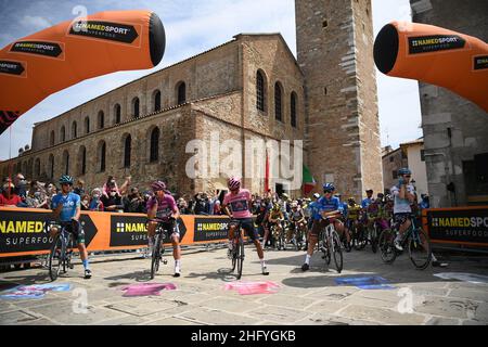 Marco Alpozzi/LaPresse 23. Mai 2021 Grado, Italien Sport Radfahren Giro d'Italia 2021 - Ausgabe 104th - Etappe 15 - von Grado nach Gorizia im Bild: FORTUNATO LORENZO (ITA) (EOLO-KOMETA-RADSPORTTEAM), SAGAN PETER (SVK) (BORA - HANSGROHE), BERNAL GOMEZ EGAN ARLEY (COL) (INEOS GRENADIERE), BOUCHARD GEOFFREY (FRA) (AG2R TEAM VON CROEN), VLASOV ALEKSANDR (RUS) (ASTANA - PREMIER TECH) Stockfoto