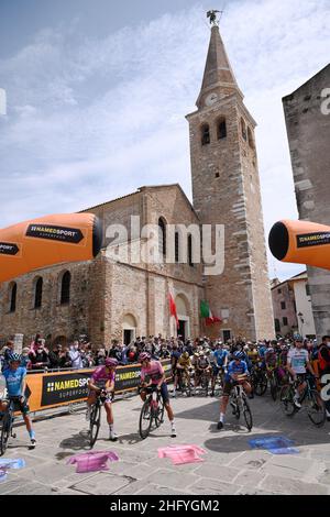 Gian Mattia D'Alberto/LaPresse 23. Mai 2021 Grado, Italien Sport Radfahren Giro d'Italia 2021 - Ausgabe 104th - Etappe 15 - von Grado nach Gorizia im Bild: FORTUNATO LORENZO (ITA) (EOLO-KOMETA-RADSPORTTEAM), SAGAN PETER (SVK) (BORA - HANSGROHE), BERNAL GOMEZ EGAN ARLEY (COL) (INEOS GRENADIERE), BOUCHARD GEOFFREY (FRA) (AG2R TEAM VON CROEN), VLASOV ALEKSANDR (RUS) (ASTANA - PREMIER TECH) Stockfoto