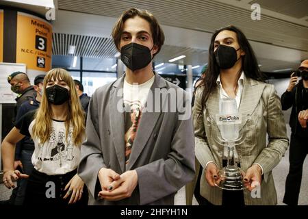 Foto Cecilia Fabiano/ LaPresse 23 Maggio 2021 Roma (Italia) Cronaca : Arrivo dei Maneskin all’aeroporto di Fiumicino dopo la vittoria all’Eurovision Song Contest Nella Foto : Victoria De Angelis, Damiano David und Ethan Torchio Foto Cecilia Fabiano/ LaPresse 23. Mai 2021 Roma (Italien) Nachrichten : Maneskin erreicht den Flughafen Fiumicino nach dem Sieg beim Eurovision Song Contest im Pic: Victoria De Angelis, Damiano David und Ethan Torchio Stockfoto
