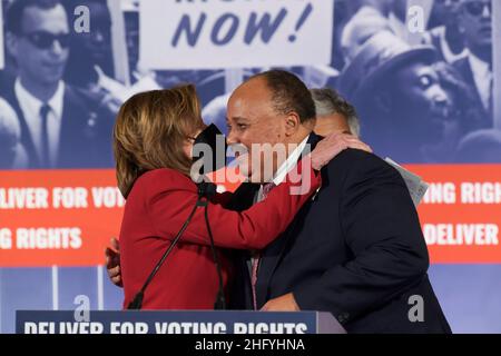 17. Januar 2022, Washington, District of Columbia, USA: Drum Mayor Institute, Vorsitzender MARTIN LUTHER KING III, begrüßt die Sprecherin des Repräsentantenhauses NANCY PELOSI (D-CA) während der Veranstaltung „Deliver for Voting Rights“, die heute am 17. Januar 2021 im Columbus Club/Union Station in Washington DC, USA stattfindet. (Bild: © Lenin Nolly/ZUMA Press Wire) Stockfoto