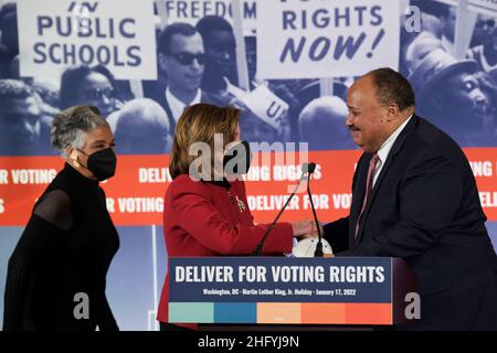 17. Januar 2022, Washington, District of Columbia, USA: Drum Mayor Institute, Vorsitzender MARTIN LUTHER KING III, begrüßt die Sprecherin des Repräsentantenhauses NANCY PELOSI (D-CA) während der Veranstaltung „Deliver for Voting Rights“, die heute am 17. Januar 2021 im Columbus Club/Union Station in Washington DC, USA stattfindet. (Bild: © Lenin Nolly/ZUMA Press Wire) Stockfoto