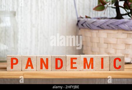 Pandemie-Wort auf Holzblock geschrieben. Pandemie-Text auf Holztisch für Ihr Design Stockfoto