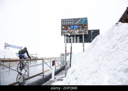 Marco Alpozzi/LaPresse 24. Mai 2021 Italien Sport Radfahren Giro d'Italia 2021 - Ausgabe 104th - Etappe 16 - von Sacile nach Cortina D'Ampezzo im Bild: Passo Giau Stockfoto