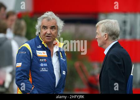 © Photo4 / LaPresse Sport motori 14/9/2008 Monza Gran Premio di Formula Uno Italia-Monza 2008 Nella foto: Flavio Briatore (ITA), Renault F1 Team, Teamchef, Geschäftsführer con Max Mosley (GBR), FIA-Präsident © Photo4 / LaPresse 14/9/2008 Monza Italien Sport Grand prix Formel 1 Italien-Monza 2008 im Bild: Flavio Briatore (ITA), Renault F1 Team, Teamchef, Geschäftsführer und Max Mosley (GBR), FIA-Präsident Stockfoto