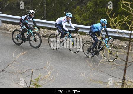 Fabio Ferrari/LaPresse 24. Mai 2021 Italien Sport Cycling Giro d'Italia 2021 - Ausgabe 104th - Etappe 16 - von Sacile nach Cortina D'Ampezzo im Bild: YATES Simon Philip (GBR) (TEAM BIKEEXCHANGE) VLASOV Aleksandr (RUS) (ASTANA - PREMIER TECH) IZAGIRRE INSAUSTI Gorka (ESP) (ASTANA - PREMIER TECH) Stockfoto