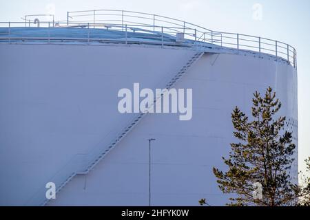 Helsinki / Finnland - 13. JANUAR 2022: Nahaufnahme eines verlassenen Öltankers. Stockfoto