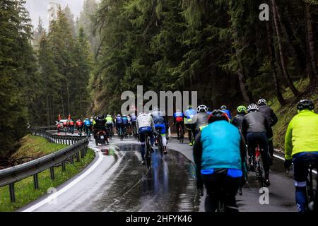 Foto LaPresse/Alessandro Garofalo 24 Maggio 2021 Sport Ciclismo Giro d'Italia 2021 – Giro E - Nella foto: Tappa 16 Canazei - Cortina D’Ampezzo Foto LaPresse/Alessandro Garofalo 24. Mai 2021 Sport Cycling Giro d'Italia 2021 – Giro E - im Bild: Sechzehnte Etappe Canazei - Cortina D’Ampezzo Stockfoto