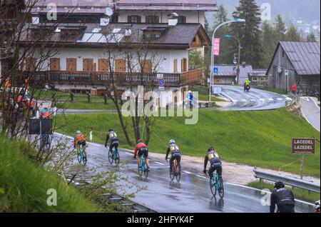 Foto LaPresse/Alessandro Garofalo 24 Maggio 2021 Sport Ciclismo Giro d'Italia 2021 – Giro E - Nella foto: Tappa 16 Canazei - Cortina D’Ampezzo Foto LaPresse/Alessandro Garofalo 24. Mai 2021 Sport Cycling Giro d'Italia 2021 – Giro E - im Bild: Sechzehnte Etappe Canazei - Cortina D’Ampezzo Stockfoto