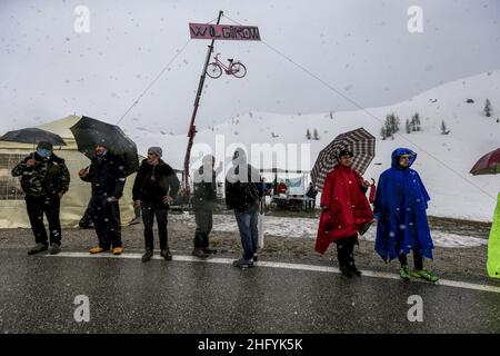 Foto LaPresse/Alessandro Garofalo 24 Maggio 2021 Sport Ciclismo Giro d'Italia 2021 – Giro E - Nella foto: Tappa 16 Canazei - Cortina D’Ampezzo Foto LaPresse/Alessandro Garofalo 24. Mai 2021 Sport Cycling Giro d'Italia 2021 – Giro E - im Bild: Sechzehnte Etappe Canazei - Cortina D’Ampezzo Stockfoto