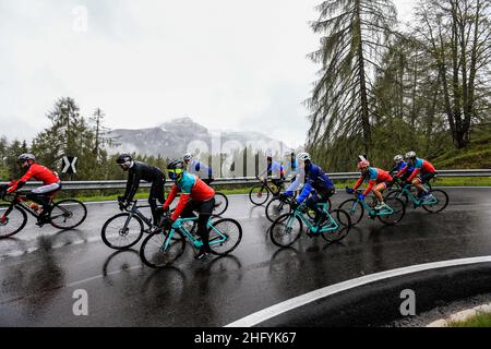 Foto LaPresse/Alessandro Garofalo 24 Maggio 2021 Sport Ciclismo Giro d'Italia 2021 – Giro E - Nella foto: Tappa 16 Canazei - Cortina D’Ampezzo Foto LaPresse/Alessandro Garofalo 24. Mai 2021 Sport Cycling Giro d'Italia 2021 – Giro E - im Bild: Sechzehnte Etappe Canazei - Cortina D’Ampezzo Stockfoto