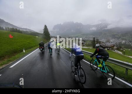 Foto LaPresse/Alessandro Garofalo 24 Maggio 2021 Sport Ciclismo Giro d'Italia 2021 – Giro E - Nella foto: Tappa 16 Canazei - Cortina D’Ampezzo Foto LaPresse/Alessandro Garofalo 24. Mai 2021 Sport Cycling Giro d'Italia 2021 – Giro E - im Bild: Sechzehnte Etappe Canazei - Cortina D’Ampezzo Stockfoto