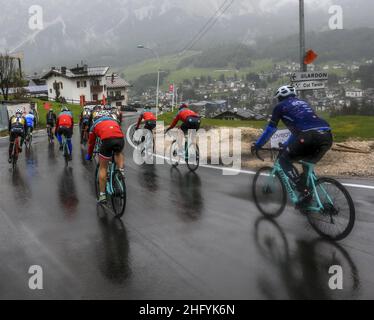 Foto LaPresse/Alessandro Garofalo 24 Maggio 2021 Sport Ciclismo Giro d'Italia 2021 – Giro E - Nella foto: Tappa 16 Canazei - Cortina D’Ampezzo Foto LaPresse/Alessandro Garofalo 24. Mai 2021 Sport Cycling Giro d'Italia 2021 – Giro E - im Bild: Sechzehnte Etappe Canazei - Cortina D’Ampezzo Stockfoto