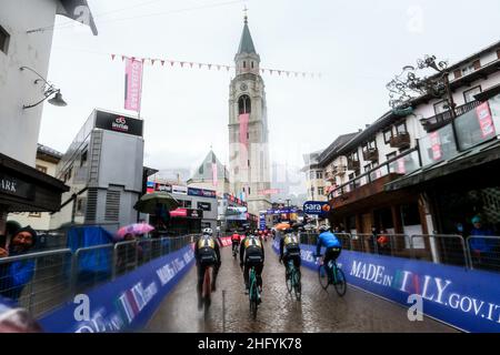 Foto LaPresse/Alessandro Garofalo 24 Maggio 2021 Sport Ciclismo Giro d'Italia 2021 – Giro E - Nella foto: Tappa 16 Canazei - Cortina D’Ampezzo Foto LaPresse/Alessandro Garofalo 24. Mai 2021 Sport Cycling Giro d'Italia 2021 – Giro E - im Bild: Sechzehnte Etappe Canazei - Cortina D’Ampezzo Stockfoto