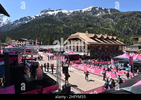 Massimo Paolone/LaPresse 26. Mai 2021 Canazei, Italien Sport Cycling Giro d'Italia 2021 - Ausgabe 104th - Etappe 17 - von Canazei nach Sega Di Ala im Bild: Fahrer auf der Etappe vor der Abfahrt Stockfoto