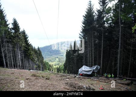 Foto Piero Cruciatti / LaPresse 26/05/21 - Stresa, Italia News Incidente funivia Stresa-Mottarone Nella foto: Vista generale del luogo dell’incidente della Funivia Stresa-Mottarone Foto Piero Cruciatti / LaPresse 26/05/21 - Stresa, Italia News Standort der Seilbahnkatastrophe auf dem Foto: Ein allgemeiner Überblick über den Ort der Seilbahnkatastrophe, bei der am Sonntag 14 Menschen ums Leben kamen Stockfoto