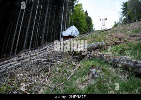 Foto Piero Cruciatti / LaPresse 26/05/21 - Stresa, Italia News Incidente funivia Stresa-Mottarone Nella foto: Vista generale del luogo dell’incidente della Funivia Stresa-Mottarone Foto Piero Cruciatti / LaPresse 26/05/21 - Stresa, Italia News Standort der Seilbahnkatastrophe auf dem Foto: Ein allgemeiner Überblick über den Ort der Seilbahnkatastrophe, bei der am Sonntag 14 Menschen ums Leben kamen Stockfoto