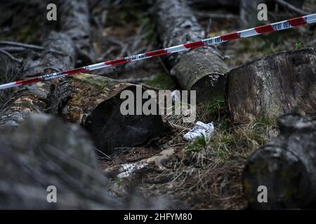 Foto Piero Cruciatti / LaPresse 26/05/21 - Stresa, Italia News Incidente funivia Stresa-Mottarone Nella foto: Una scarpa sul luogo dell’incidente della Funivia Stresa-Mottarone Foto Piero Cruciatti / LaPresse 26/05/21 - Stresa, Italia News Standort der Seilbahnkatastrophe auf dem Foto: Eine Show ist am Ort der Seilbahnkatastrophe sichtbar, bei der am Sonntag 14 Menschen ums Leben kamen Stockfoto