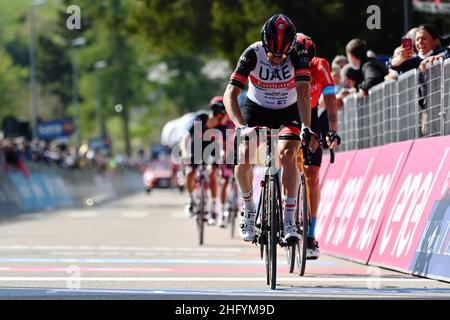 Massimo Paolone/LaPresse 26. Mai 2021 Sega di Ala, Italien Sport Cycling Giro d'Italia 2021 - Ausgabe 104th - Etappe 17 - von Canazei bis Sega Di Ala im Bild: Die Gruppe des rosa Trikots Stockfoto