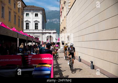 Alessandro Bremec/LaPresse 27. Mai 2021 Italien Sport Radfahren Giro d'Italia 2021 - Ausgabe 104th - Etappe 18 - von Rovereto nach Stradella im Bild: Start Stockfoto