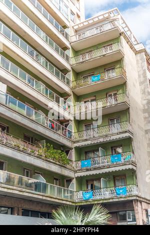 San Sebastián, Spanien - Juli 26 2016: Balkone in einem Apartmentkomplex. Stockfoto