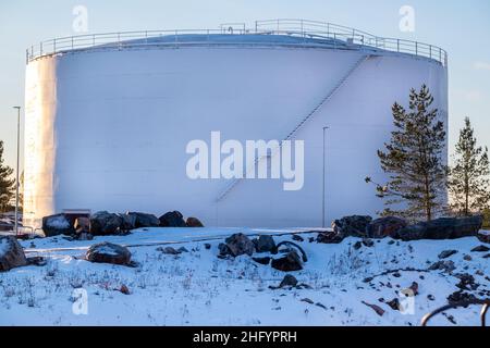 Helsinki / Finnland - 13. JANUAR 2022: Nahaufnahme eines verlassenen Öltankers. Stockfoto