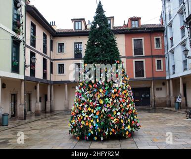 OVIEDO, SPANIEN - JANUAR 11,2022: Wunschbaum auf dem Platz plaza del Fontan im historischen Zentrum von Oviedo. Hoffe, dass 2022 das Jahr der Erholung ist. Stockfoto