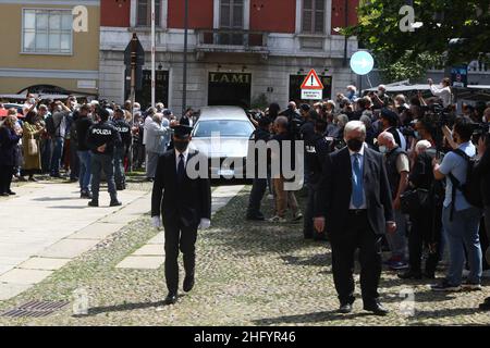 Foto Mairo Cinquetti - LaPresse 29 05 2021 Milano cronaca A Milano l'ultimo saluto a Carla Fracci nella chiesa di San Marco Nella Foto : il feretro arriva in Chiesa Foto Mairo Cinquetti - LaPresse 29. Mai 2021 Mailand - Italien Nachrichten Beerdigung von Carla Fracci in San Marco Churc in Mailand im Bild: Der Sarg Stockfoto