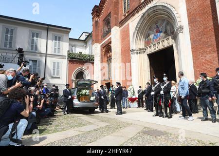 Foto Mairo Cinquetti - LaPresse 29 05 2021 Milano cronaca A Milano l'ultimo saluto a Carla Fracci nella chiesa di San Marco Nella Foto : il feretro arriva in Chiesa Foto Mairo Cinquetti - LaPresse 29. Mai 2021 Mailand - Italien Nachrichten Beerdigung von Carla Fracci in San Marco Churc in Mailand im Bild: Der Sarg Stockfoto