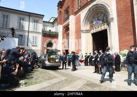 Foto Mairo Cinquetti - LaPresse 29 05 2021 Milano cronaca A Milano l'ultimo saluto a Carla Fracci nella chiesa di San Marco Nella Foto : il feretro arriva in Chiesa Foto Mairo Cinquetti - LaPresse 29. Mai 2021 Mailand - Italien Nachrichten Beerdigung von Carla Fracci in San Marco Churc in Mailand im Bild: Der Sarg Stockfoto