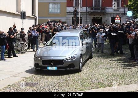 Foto Mairo Cinquetti - LaPresse 29 05 2021 Milano cronaca A Milano l'ultimo saluto a Carla Fracci nella chiesa di San Marco Nella Foto : il feretro arriva in Chiesa Foto Mairo Cinquetti - LaPresse 29. Mai 2021 Mailand - Italien Nachrichten Beerdigung von Carla Fracci in San Marco Churc in Mailand im Bild: Der Sarg Stockfoto