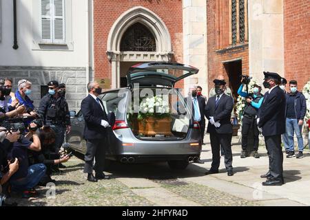 Foto Mairo Cinquetti - LaPresse 29 05 2021 Milano cronaca A Milano l'ultimo saluto a Carla Fracci nella chiesa di San Marco Nella Foto : il feretro arriva in Chiesa Foto Mairo Cinquetti - LaPresse 29. Mai 2021 Mailand - Italien Nachrichten Beerdigung von Carla Fracci in San Marco Churc in Mailand im Bild: Der Sarg Stockfoto