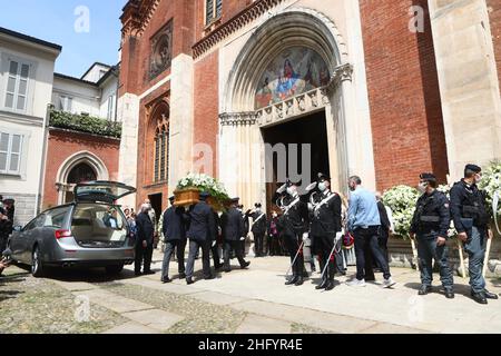 Foto Mairo Cinquetti - LaPresse 29 05 2021 Milano cronaca A Milano l'ultimo saluto a Carla Fracci nella chiesa di San Marco Nella Foto : il feretro arriva in Chiesa Foto Mairo Cinquetti - LaPresse 29. Mai 2021 Mailand - Italien Nachrichten Beerdigung von Carla Fracci in San Marco Churc in Mailand im Bild: Der Sarg Stockfoto