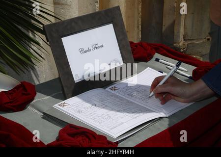 Foto Mairo Cinquetti - LaPresse 29 05 2021 Milano cronaca A Milano l'ultimo saluto a Carla Fracci nella chiesa di San Marco Nella Foto : libro delle condoglianze Foto Mairo Cinquetti - LaPresse 29. Mai 2021 Mailand - Italien News Beerdigung von Carla Fracci in San Marco Churc in Mailand im Bild: Ein Moment des Ereignisses Stockfoto