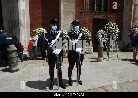 Foto Mairo Cinquetti - LaPresse 29 05 2021 Milano cronaca A Milano l'ultimo saluto a Carla Fracci nella chiesa di San Marco Nella Foto : carabinieri Photo Mairo Cinquetti - LaPresse May 29, 2021 Mailand - Italien News Beerdigung von Carla Fracci in San Marco Churc in Mailand im Bild: carabinieri Stockfoto