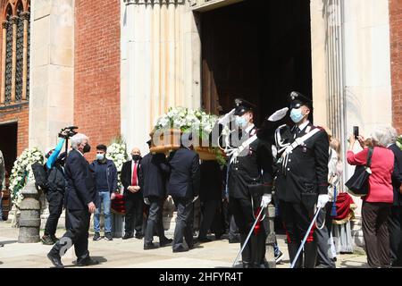 Foto Mairo Cinquetti - LaPresse 29 05 2021 Milano cronaca A Milano l'ultimo saluto a Carla Fracci nella chiesa di San Marco Nella Foto : il feretro arriva in Chiesa Foto Mairo Cinquetti - LaPresse 29. Mai 2021 Mailand - Italien Nachrichten Beerdigung von Carla Fracci in San Marco Churc in Mailand im Bild: Der Sarg Stockfoto