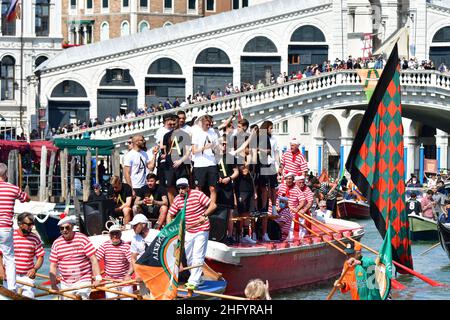 Foto Tagliapietra/Masini/LaPresse 29/05/2021 - Venezia, Italia Cronaca Promozione del Venezia Calcio in Serie A. Corteo acqueo in Canal Grande e Festa auf dem Markusplatz. Foto Tagliapietra/Masini/LaPresse 29. Mai 2021 Venedig - Italien Fußballsport Serie A, Venezia feiert Promotion in Venedig im Bild: Venezia feiert Promotion in Serie A Stockfoto