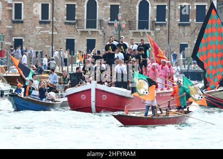 Foto Tagliapietra/Masini/LaPresse 29/05/2021 - Venezia, Italia Cronaca Promozione del Venezia Calcio in Serie A. Corteo acqueo in Canal Grande e Festa auf dem Markusplatz. Foto Tagliapietra/Masini/LaPresse 29. Mai 2021 Venedig - Italien Fußballsport Serie A, Venezia feiert Promotion in Venedig im Bild: Venezia feiert Promotion in Serie A Stockfoto