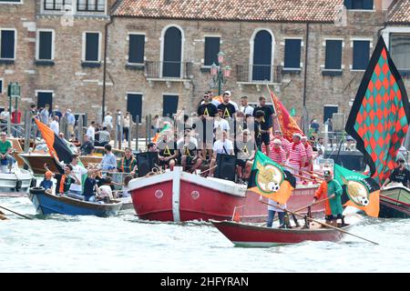 Foto Tagliapietra/Masini/LaPresse 29/05/2021 - Venezia, Italia Cronaca Promozione del Venezia Calcio in Serie A. Corteo acqueo in Canal Grande e Festa auf dem Markusplatz. Foto Tagliapietra/Masini/LaPresse 29. Mai 2021 Venedig - Italien Fußballsport Serie A, Venezia feiert Promotion in Venedig im Bild: Venezia feiert Promotion in Serie A Stockfoto